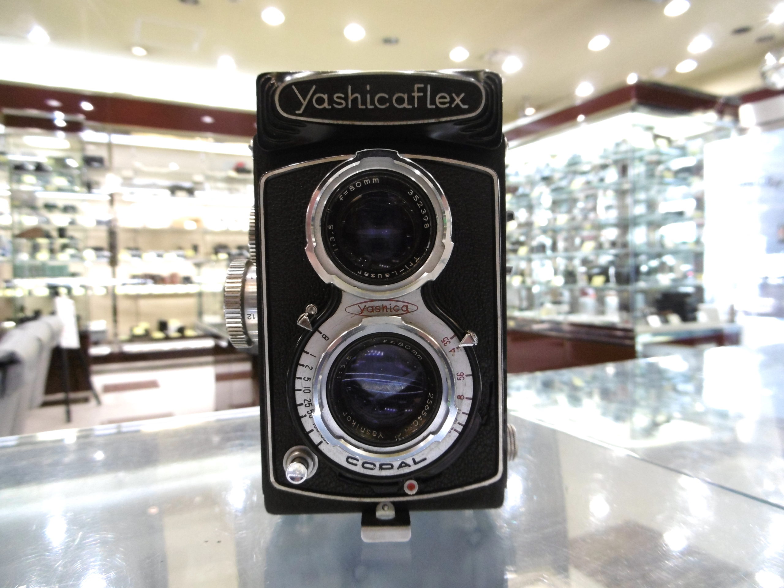 カメラ フィルムカメラ 国産二眼レフ「ヤシカフレックスC型」で撮る軽快スナップ